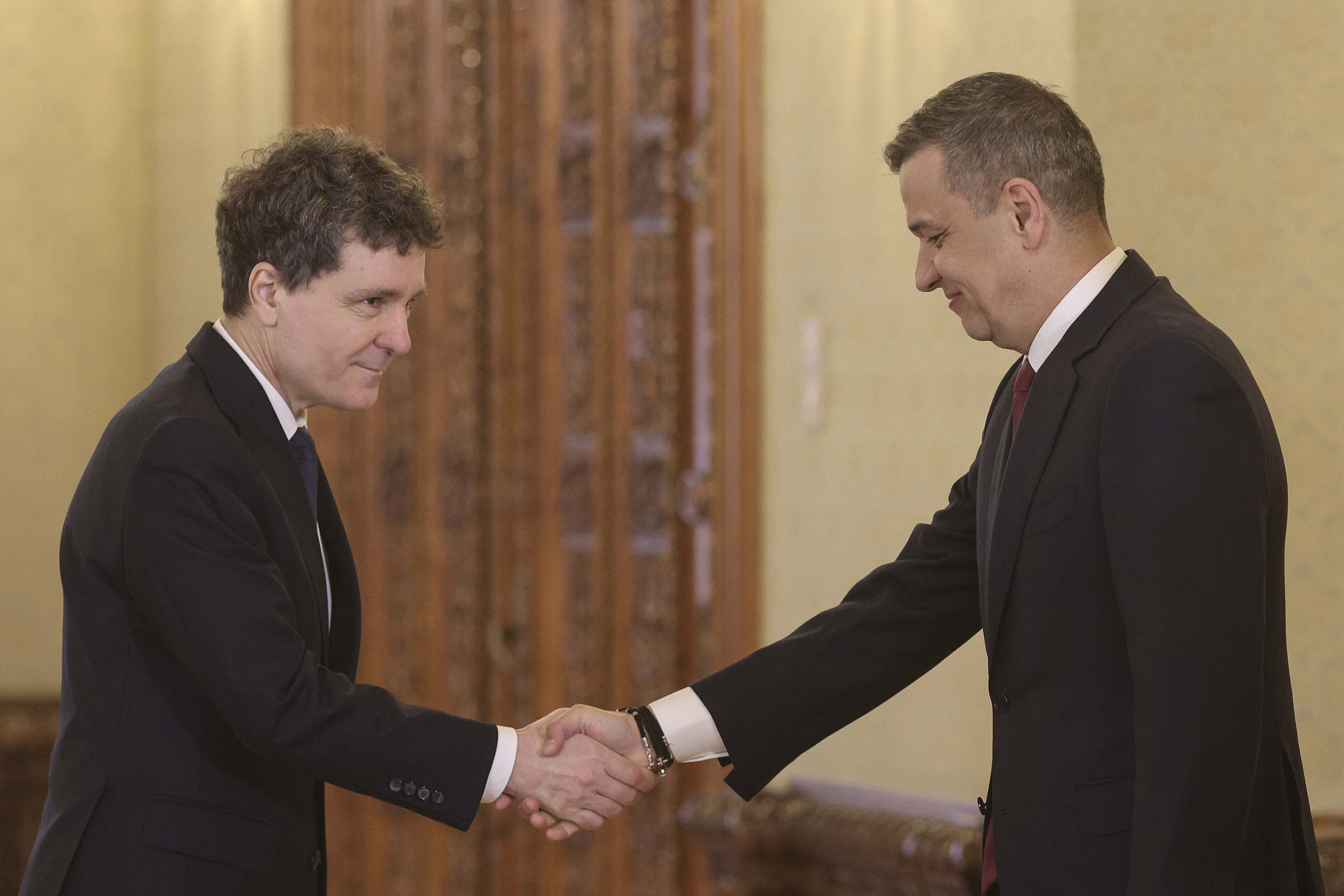 Cum s-au topit promisiunile „fără AUR” ale lui Nicușor Dan și Sorin Grindeanu, în fața matematicii din Parlament. Ce arată cele mai noi calcule pentru Guvernul Veștea