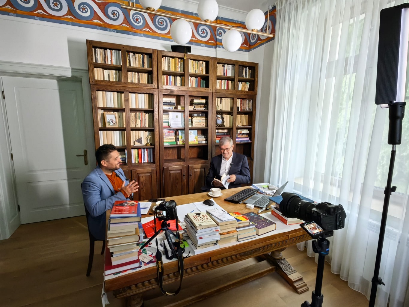 INTERVIU în biblioteca din conac a lui Valeriu Iftime: Tot ce înseamnă management cu apa la nivelul județului, în ultimii 4-8 ani, e semipenal / Nu sunt abonat la banii statului, nu am niciun abonament. Particip la licitații – VIDEO 