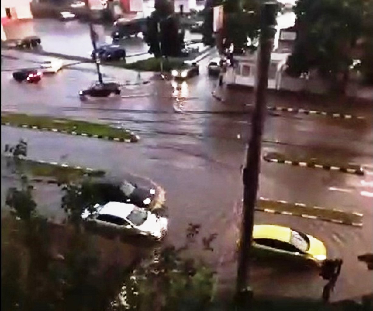 Inundații în oraș după furtună, mașinile cu roțile acoperite de apă – VIDEO 