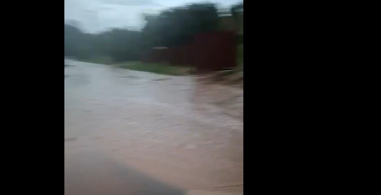 A plouat torențial într-un sat din Botoșani! Apele au năvălit pe drumuri și în curți – VIDEO