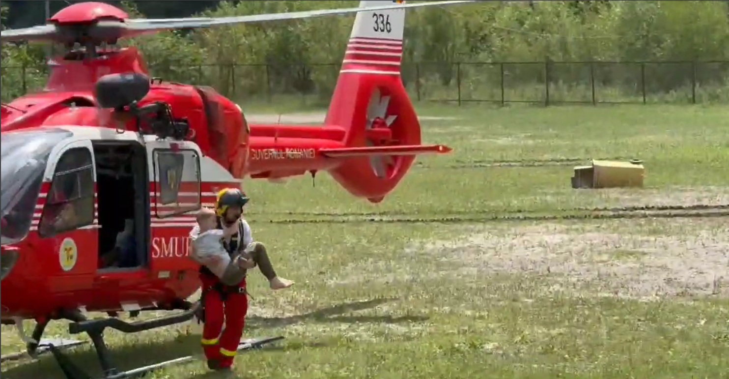Imaginile deznădejdii! Copil salvat cu elicopterul din calea apelor – VIDEO 
