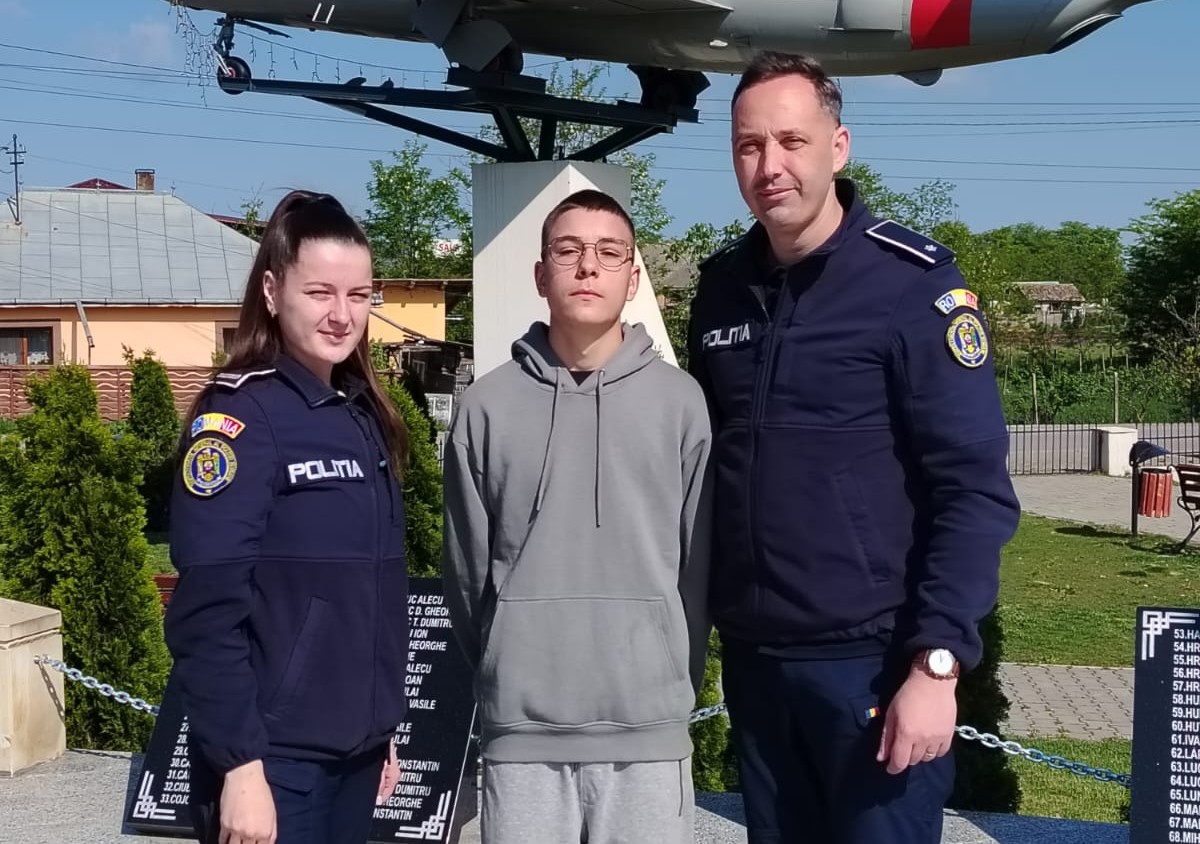 Bravo, Ionuț! Un adolescent a salvat un copilaș de trei ani care alerga pe mijlocul străzii 