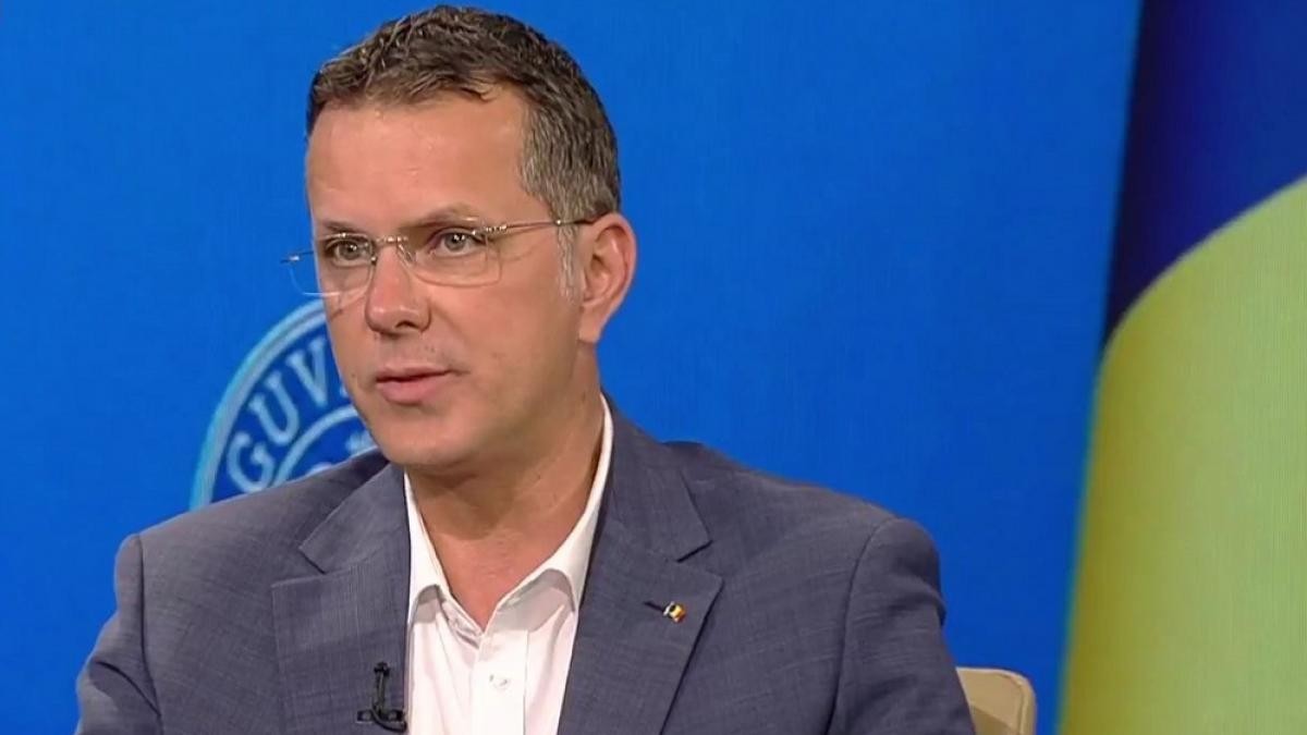 Ministrul Apărării a DEMISIONAT după ce și-ar fi falsificat CV-ul  