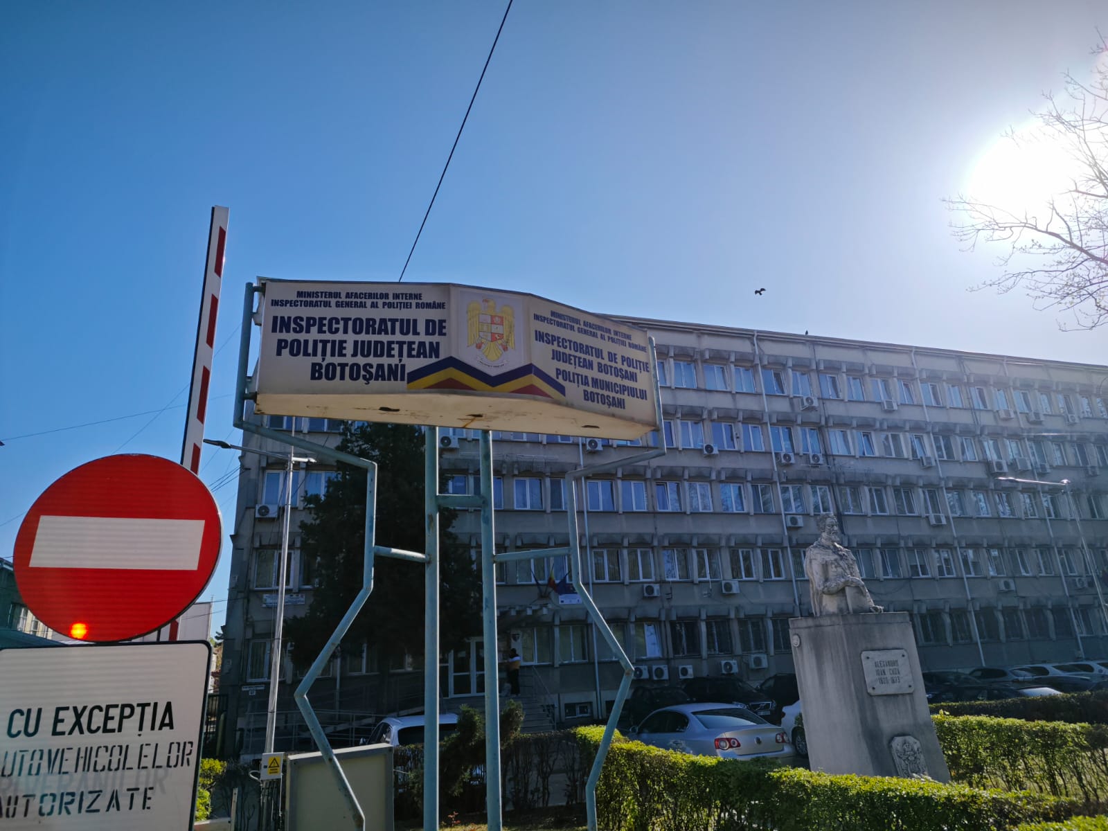 Tânăr de 19 ani pus sub arest după ce s-a „jucat” cu legea