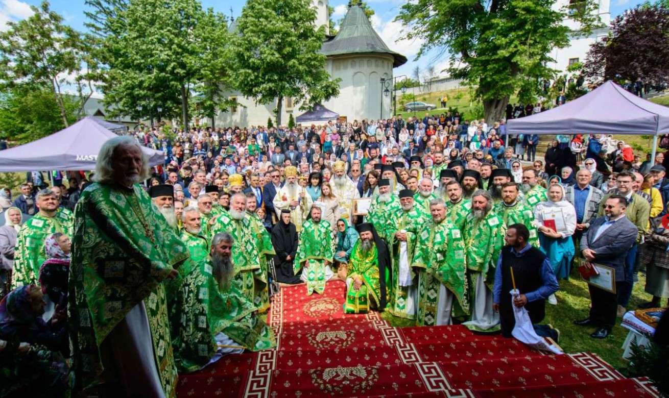 Sfințire de Paraclis și hram la Mănăstirea Coșula: Starețul a primit „Crucea Sfântului Ierarh Iosif cel Milostiv”