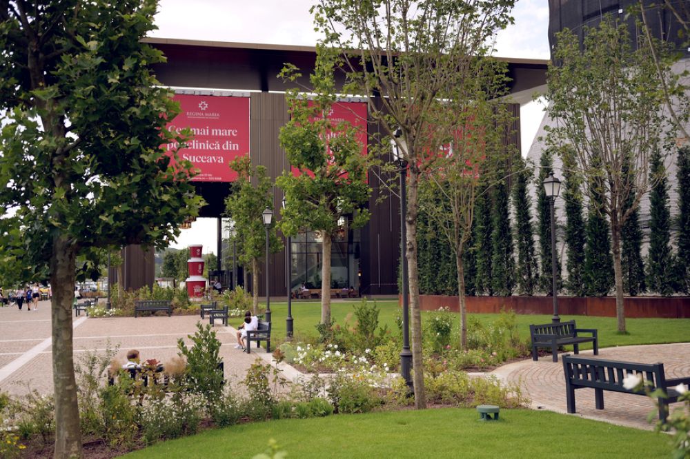 180 de arbori, vegetație matură și facilități pentru recreere în noua zonă verde dedicată comunității, la Iulius Mall Suceava