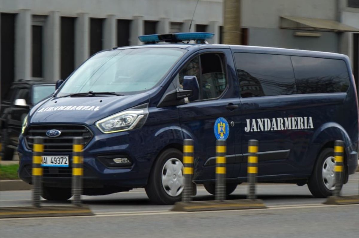 Ăsta da tupeu! O femeie și un bărbat au furat un telefon, apoi au cerut bani și bere ca să îl dea înapoi 