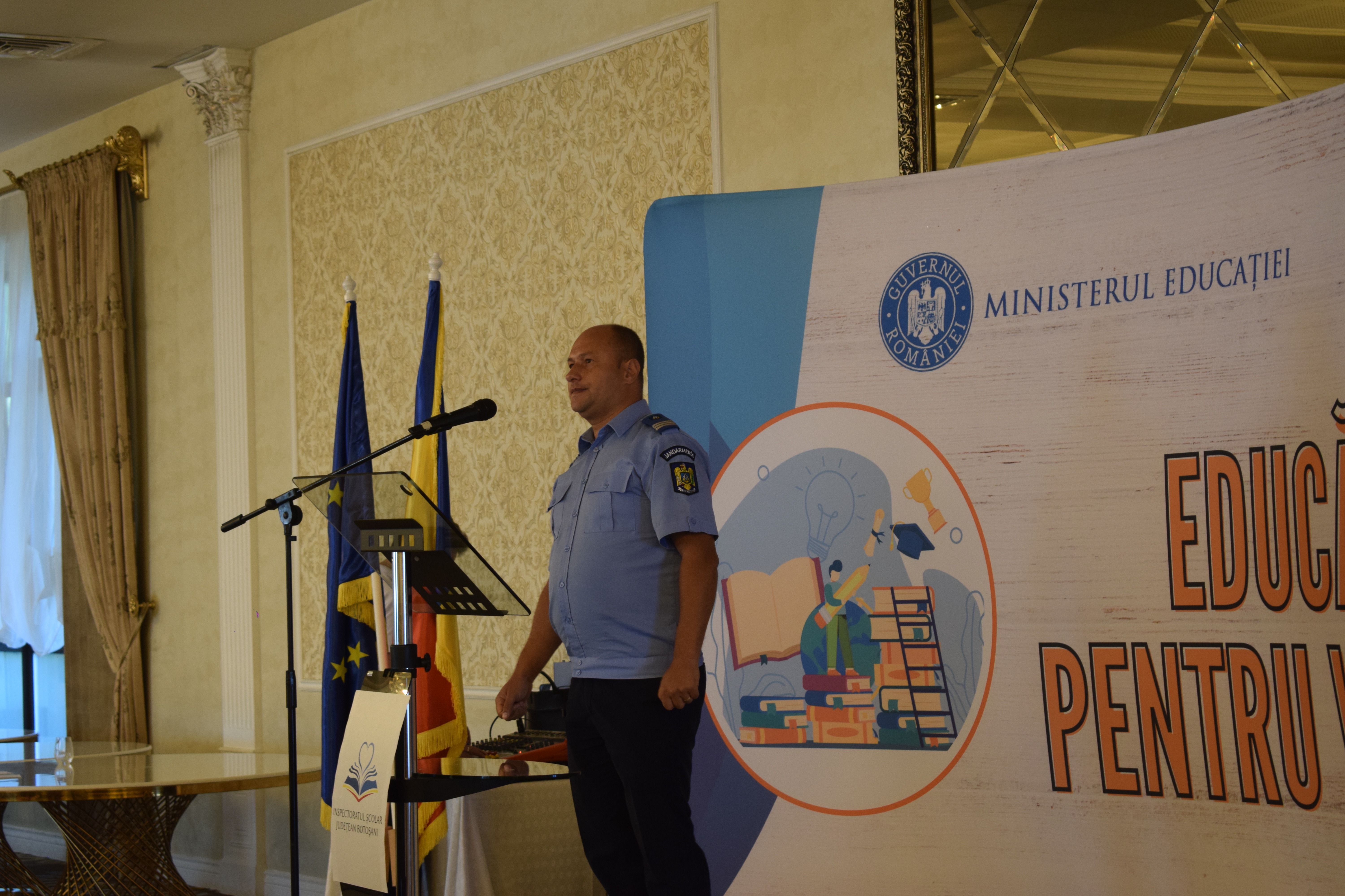 CLIPUL ZILEI: Jandarmii botoșăneni împânzesc unitățile de învățământ în noul an școlar