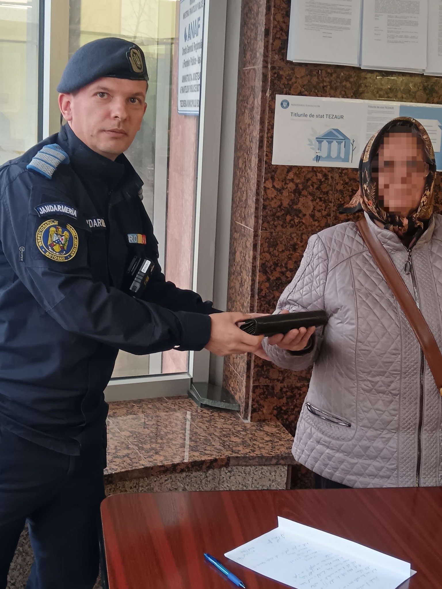 Când oamenii în uniformă inspiră: O botoșăneancă și-a recuperat portofelul cu bani în timp record 