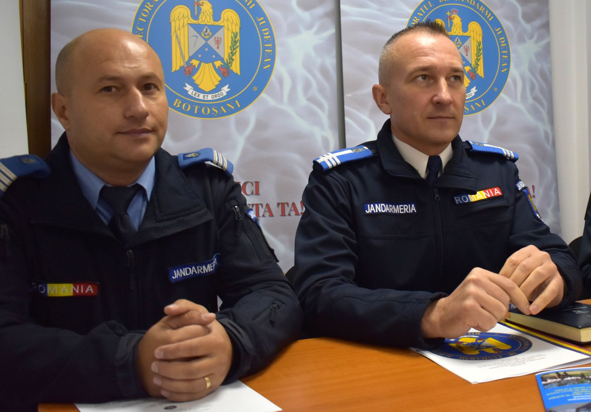 Scandal de amploare între vecini la bloc, un șef din Jandarmerie face apel către botoșăneni – VIDEO 