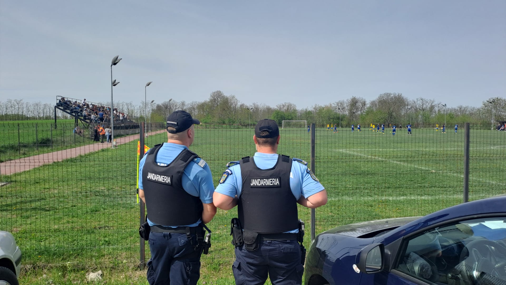 Un „microbist” scandalagiu scos cu forța de la meci de jandarmi: A fost amendat și prietenul lui