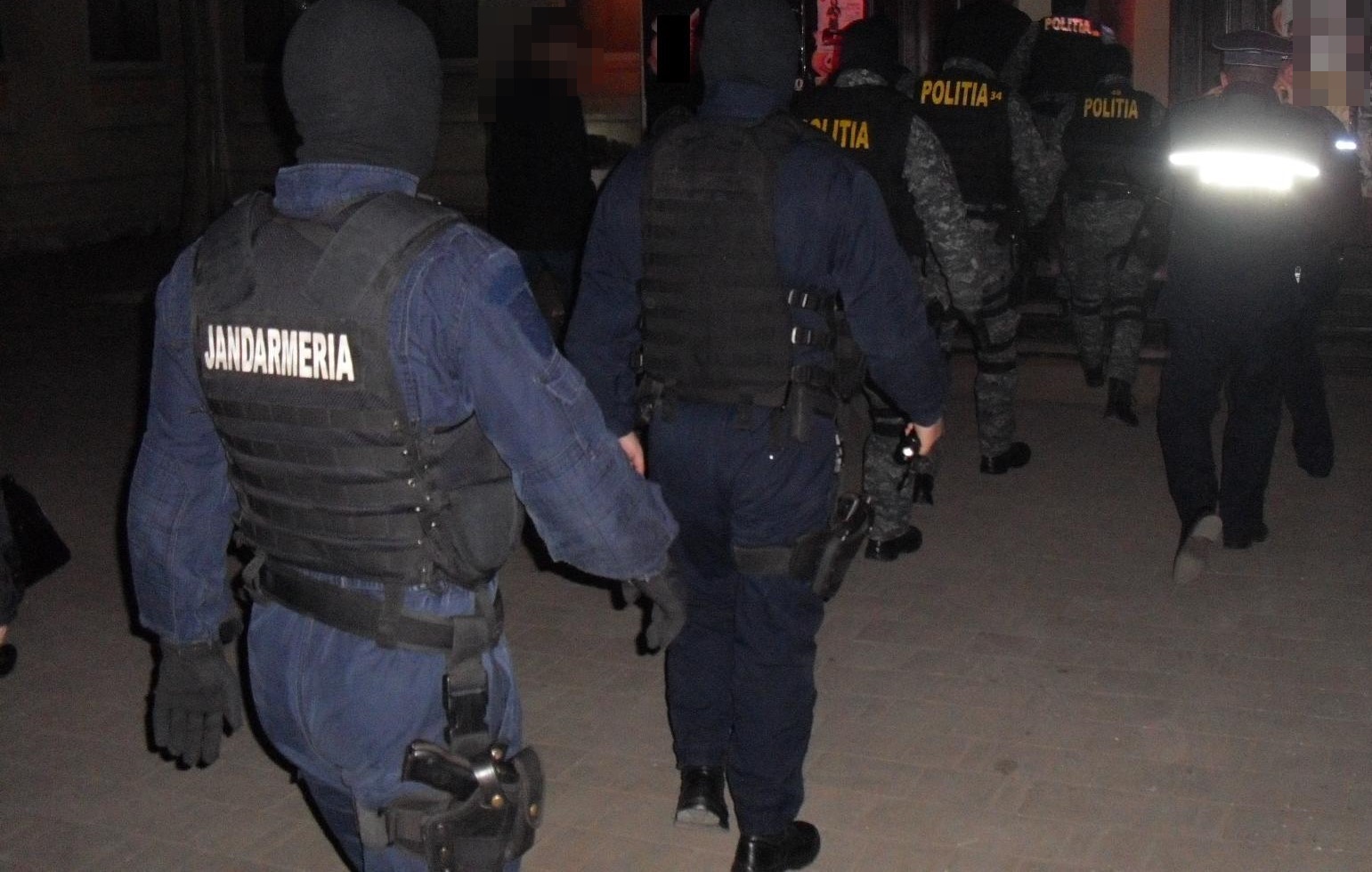 Bătaie de proporții într-un local de pe strada Cuza Vodă, trei tineri răniți și bunuri distruse 