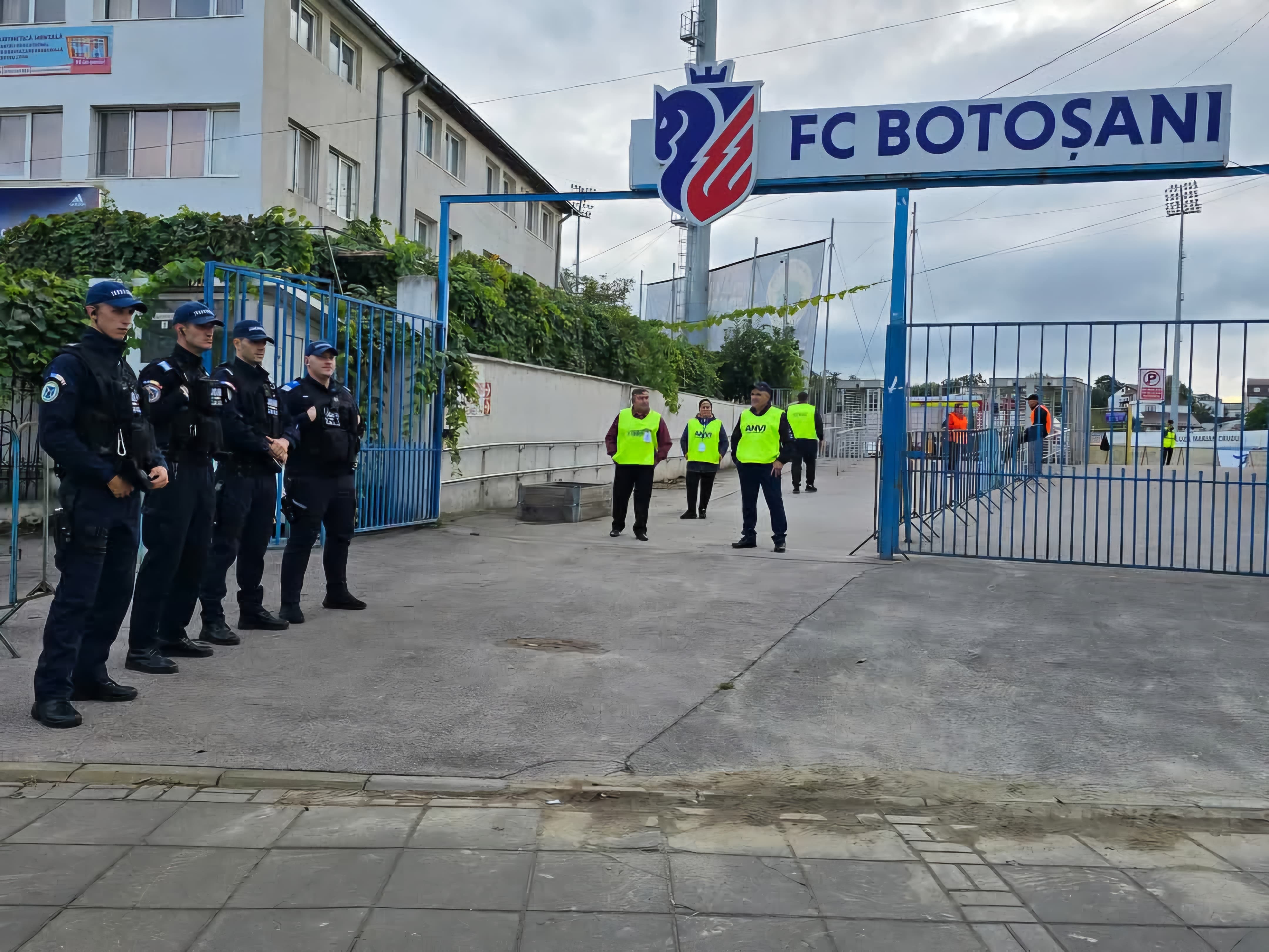 Meci cu stadionul plin: Vin jandarmii de la Bacău, mașinile verificate – MESAJ important pentru suporteri 