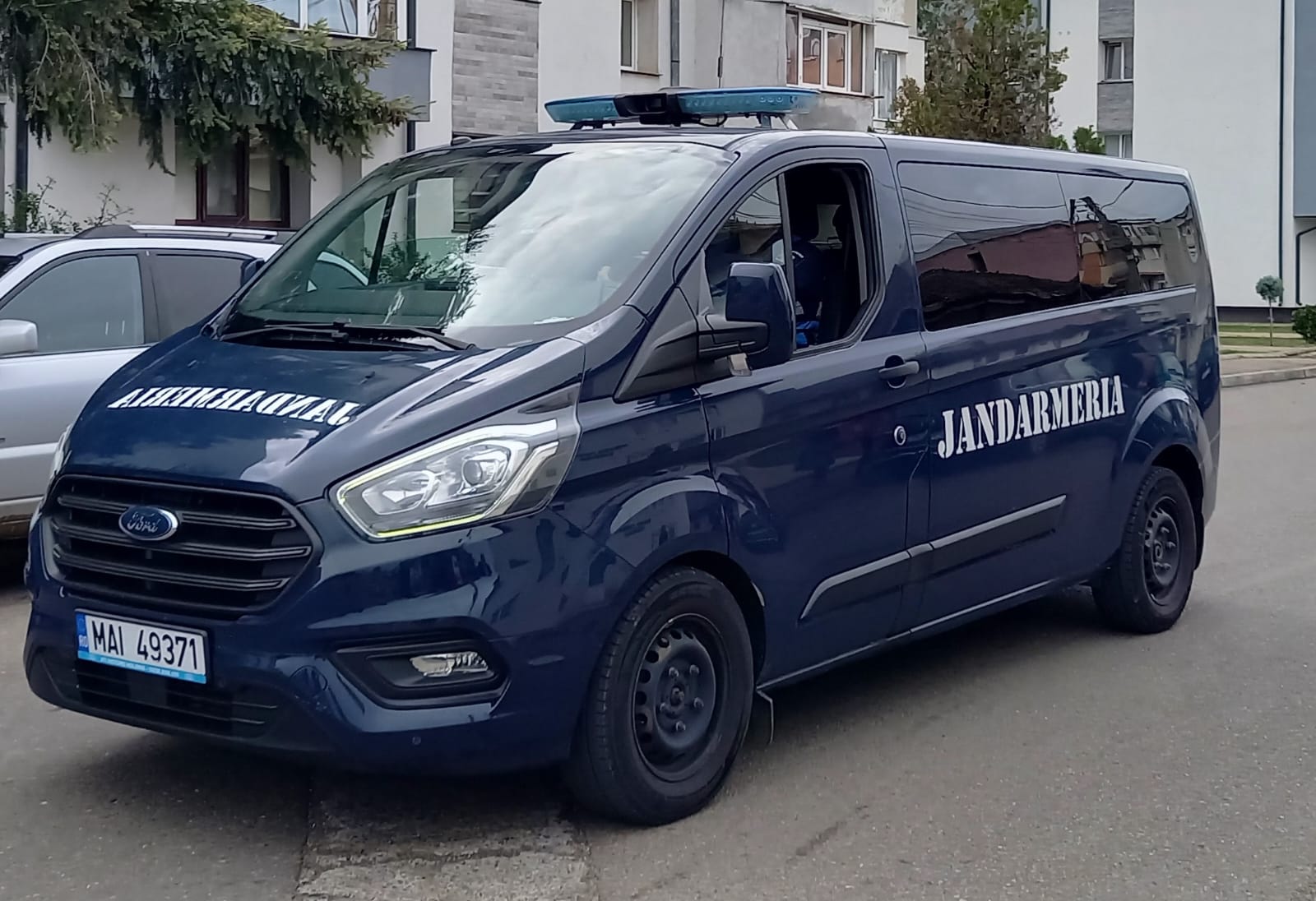 Fată dată dispărută găsită de jandarmi lângă o biserică: A fost internată în spital 