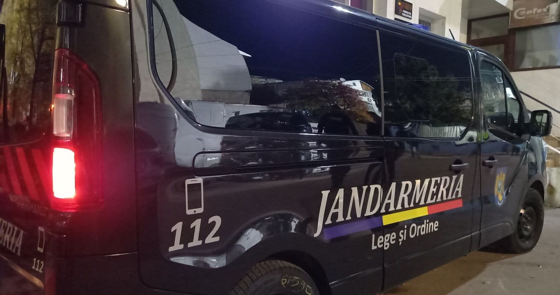 Un tânăr a fugit de jandarmi, două plicuri aruncate pe trotuar 