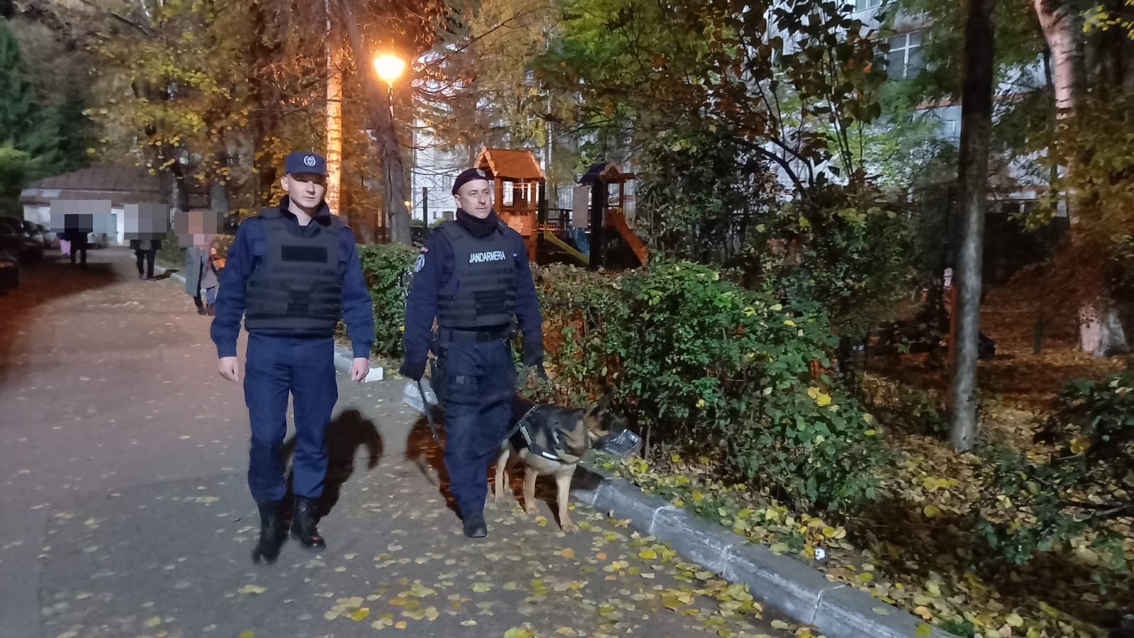 Doi tineri drogați prinși de jandarmi în weekend pe străzi diferite