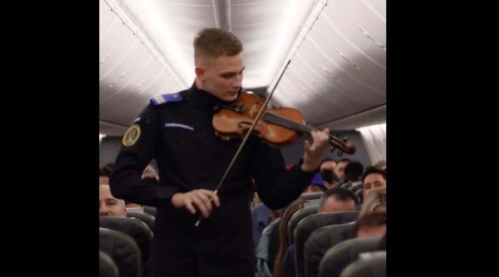 Emoție la peste 10.000 de metri altitudine: Un jandarm a interpretat la vioară Imnul României - VIDEO 
