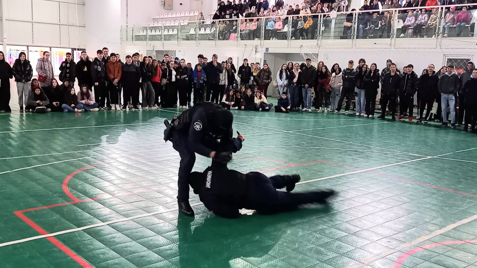 jandarmii au fost prezenti in fata elevilor