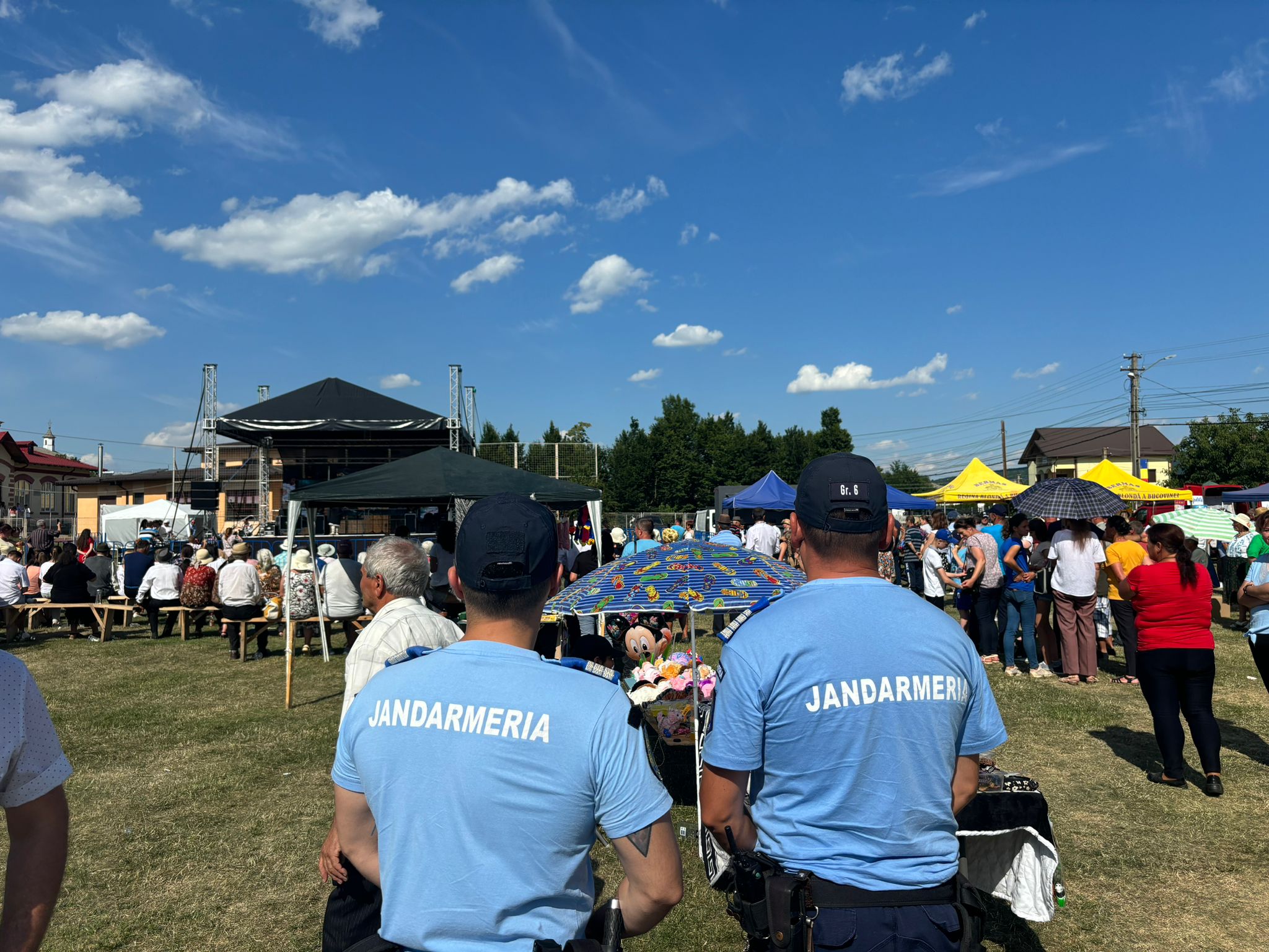 Scandalagii AMENDAȚI de jandarmii botoșăneni la ziua unei comune din județ