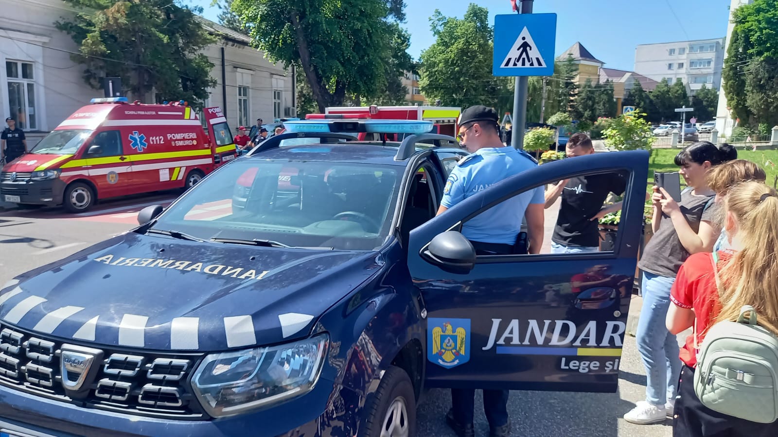 jandarmii ies in strada de 1 iunie.j