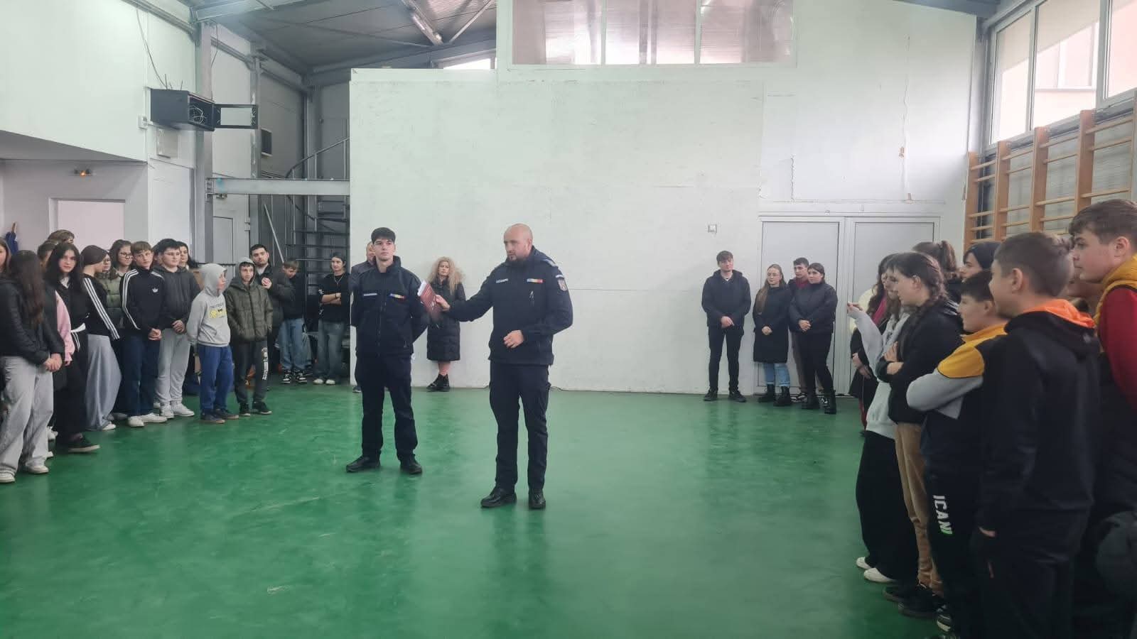 Jandarmii botoșăneni s-au întâlnit cu 400 de elevi pentru o altfel de lecție 