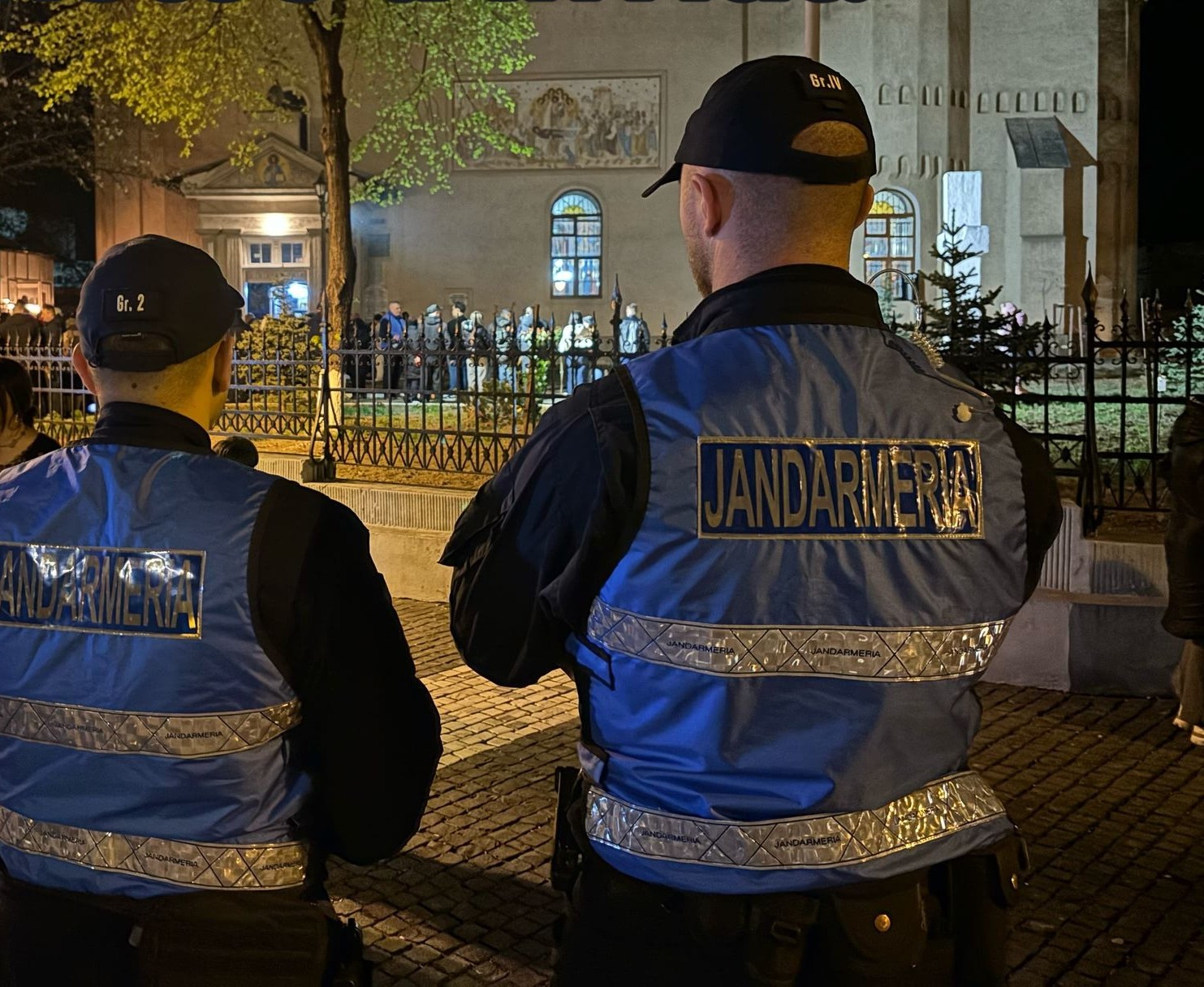 jandarmii pazesc bisericile in Noaptea de Inviere