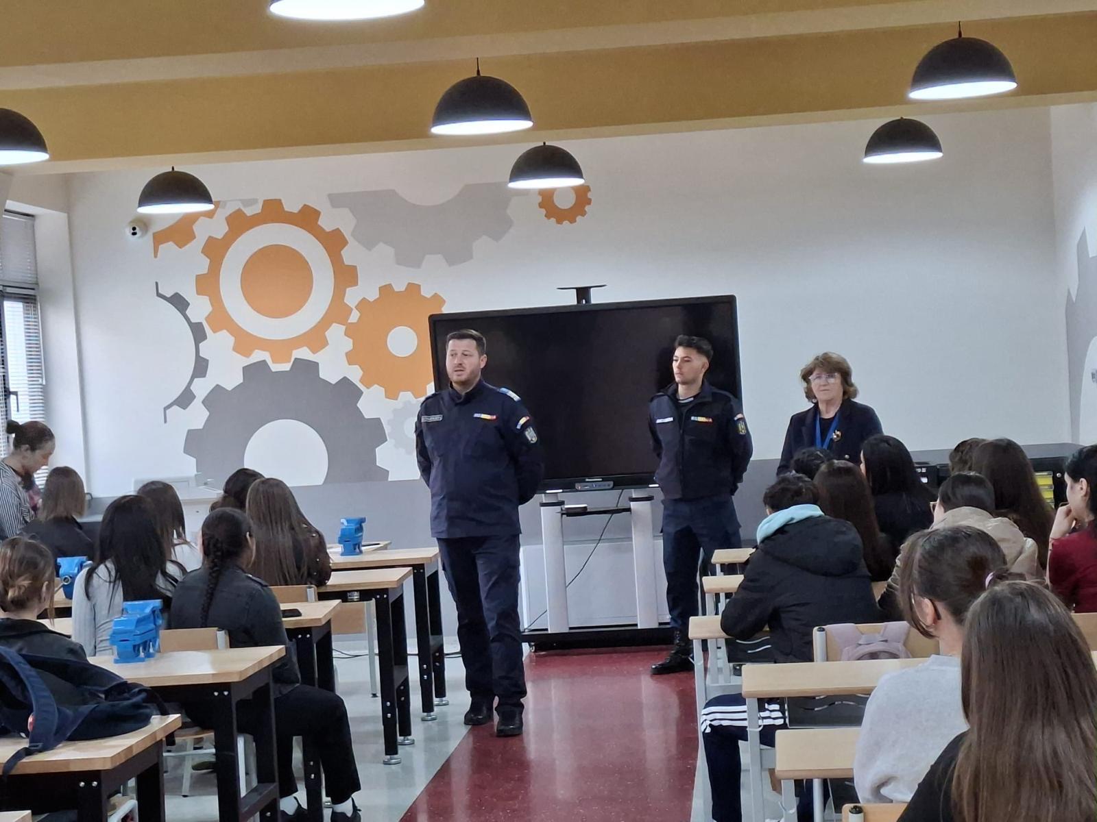 jandarmii prezenti in scoli.