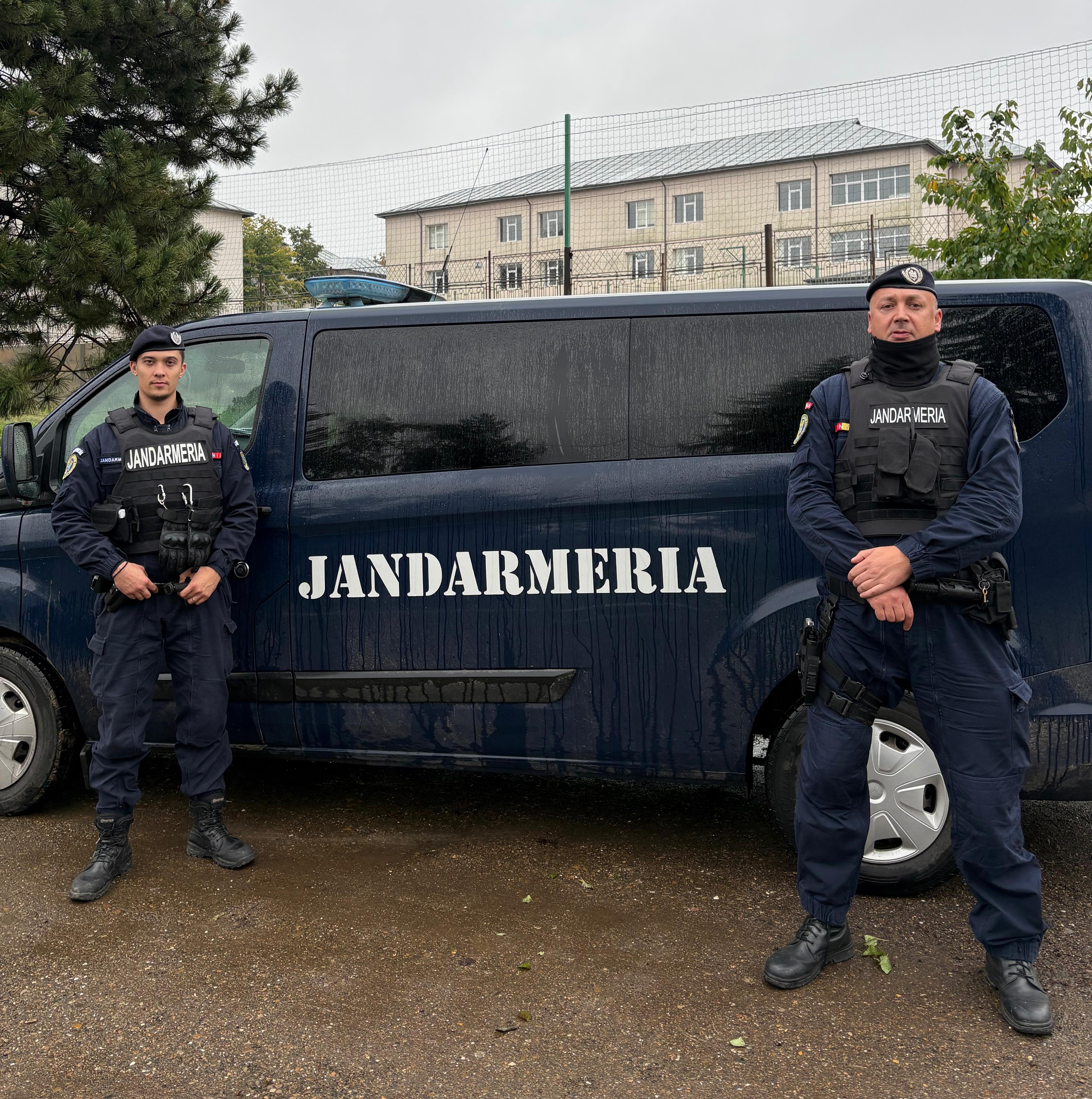 Elev lovit cu pumnul din senin, bătăușul prins de jandarmi 