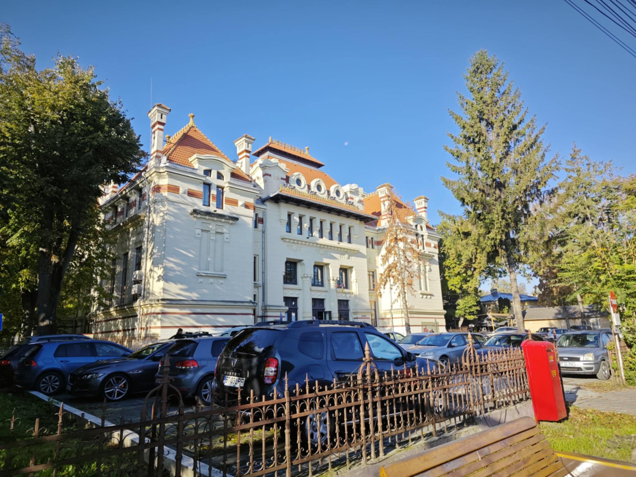 Primul director de la stat din Botoșani obligat să poarte brățară electronică după ce soția a obținut ordin de protecție