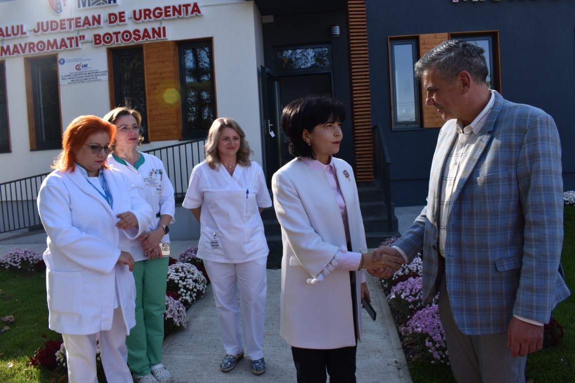 Laboratorul de analize inaugurat cu fast de fosta șefă a CJ-ului rămâne cu lacătul pe ușă