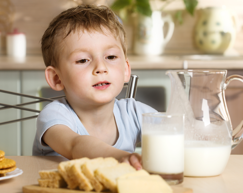 Pericolul din laptele crud: De la trenduri „bio” la spitalizare. Ce riscă, de fapt, copiii
