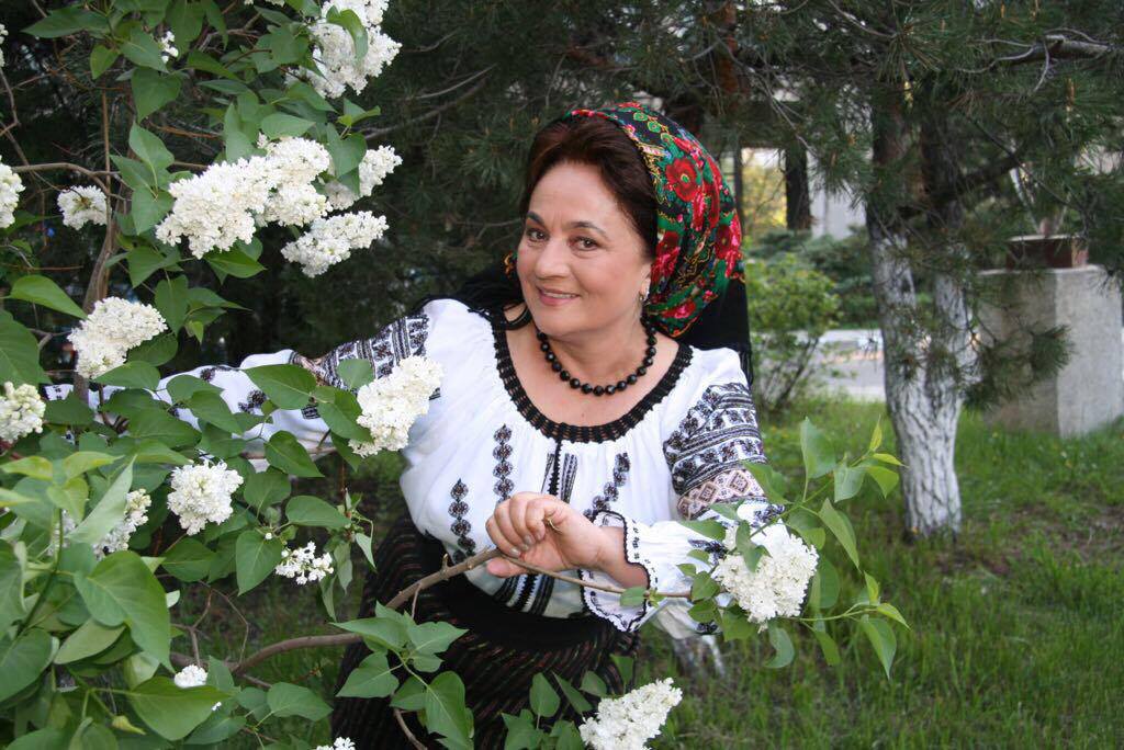 Artistă din Botoșani, dosar penal după ce a lovit un solist