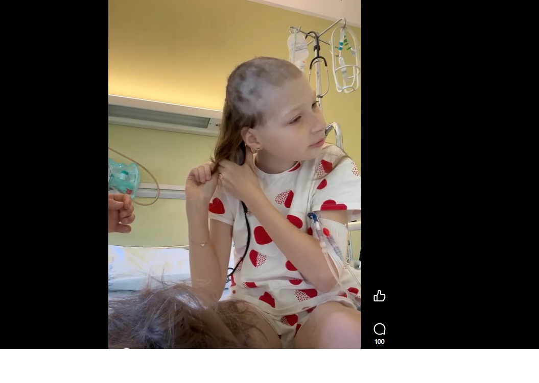 Video SFÂȘIETOR! Fetița care se tunde pe patul de spital - Boala a recidivat, iar lupta reîncepe