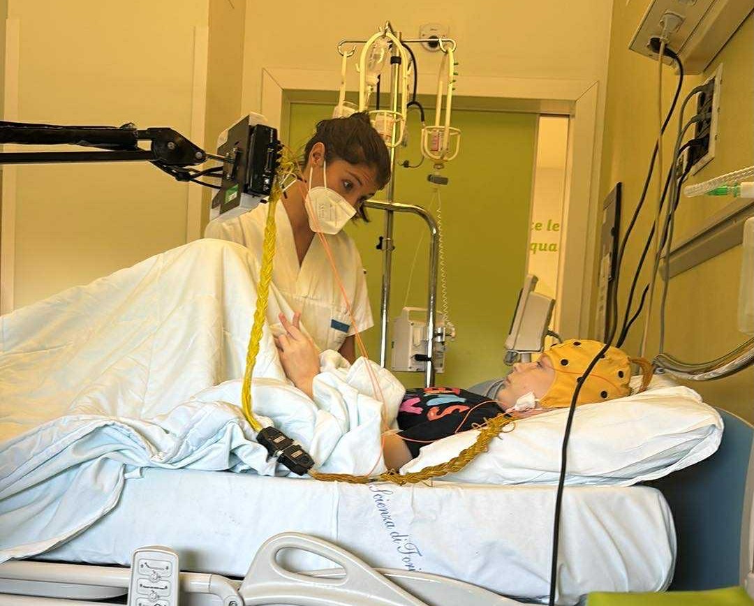 Fetița care de mai bine de o lună stă internată în spital, moment de mare spaimă în sala de operație