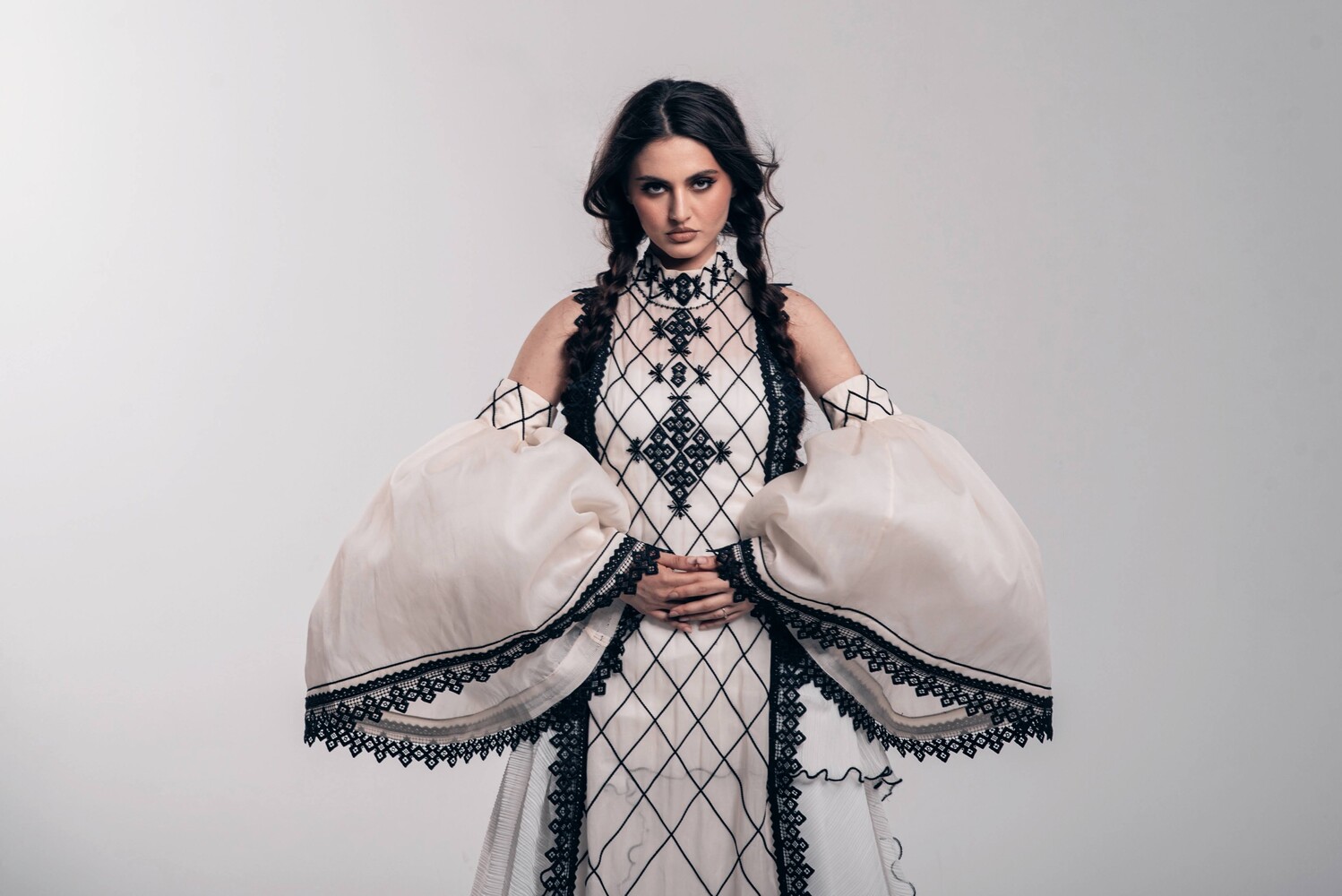 Fosta câștigătoare Vocea României, Aura Șova, lansează un album-manifest: „Drăgaica”