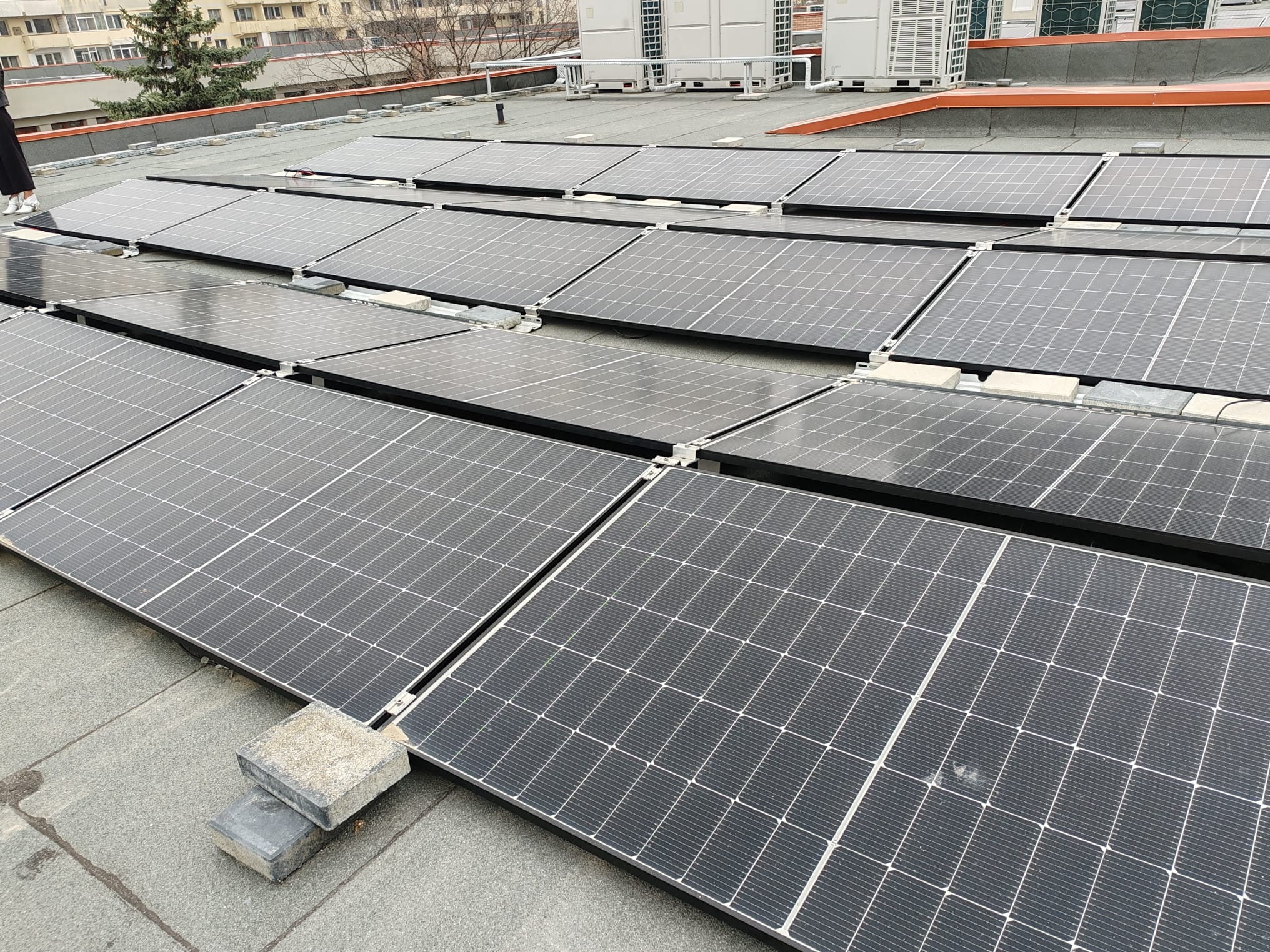Lege nouă pentru prosumatori: Energia livrată în rețea va putea fi plătită lunar