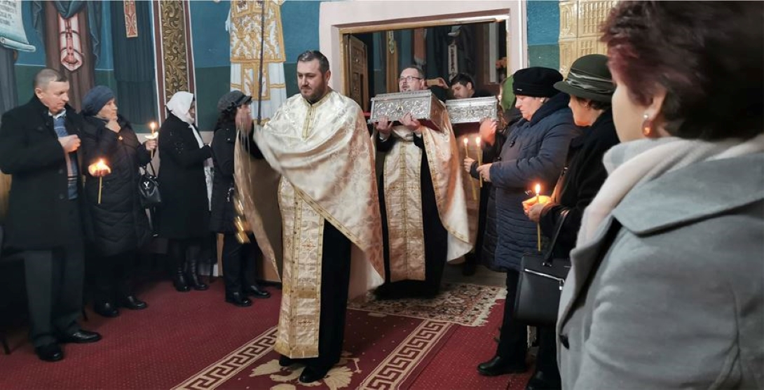 Moaștelor Sfinților Nectarie și Efrem cel Nou aduse la închinare într-o parohie din Botoșani