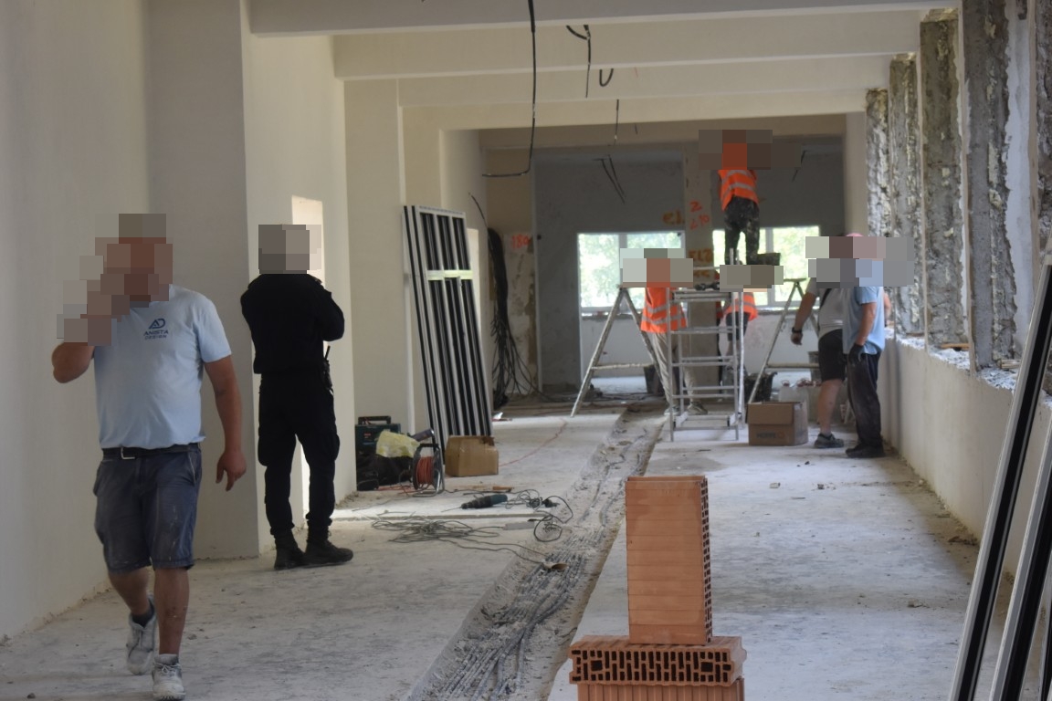 Muncă mai ieftină: Peste 100 de deținuți folosiți de firme din Botoșani la tot felul de activități 