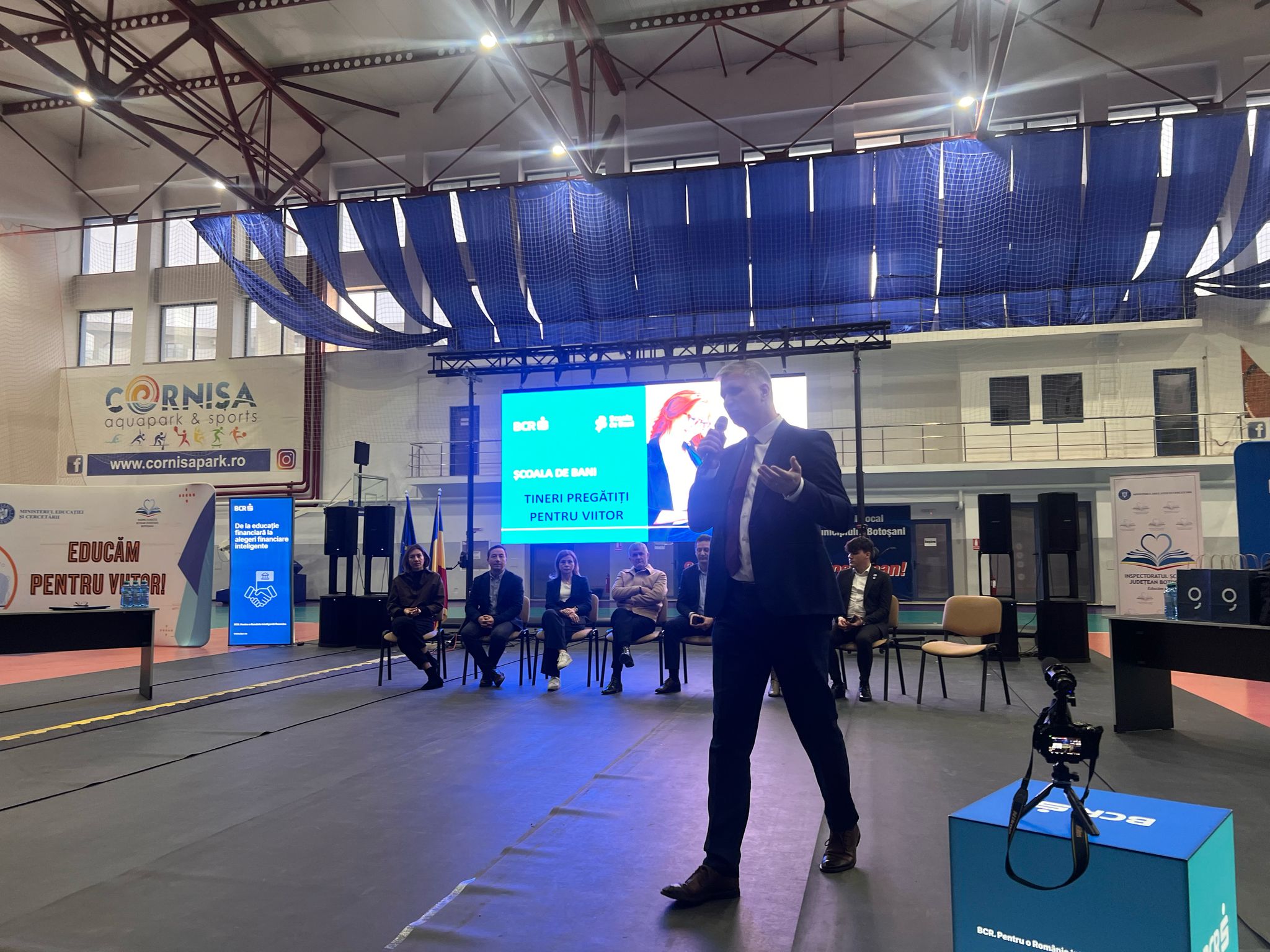 Directorul BCR în fața a 1.500 de elevi: Banca Comercială Română a intrat în Cartea Recordurilor – VIDEO 