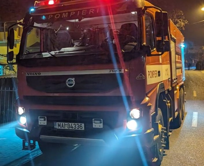 Un bărbat și-a uitat mâncarea pe foc, vecinii au chemat urgent pompierii