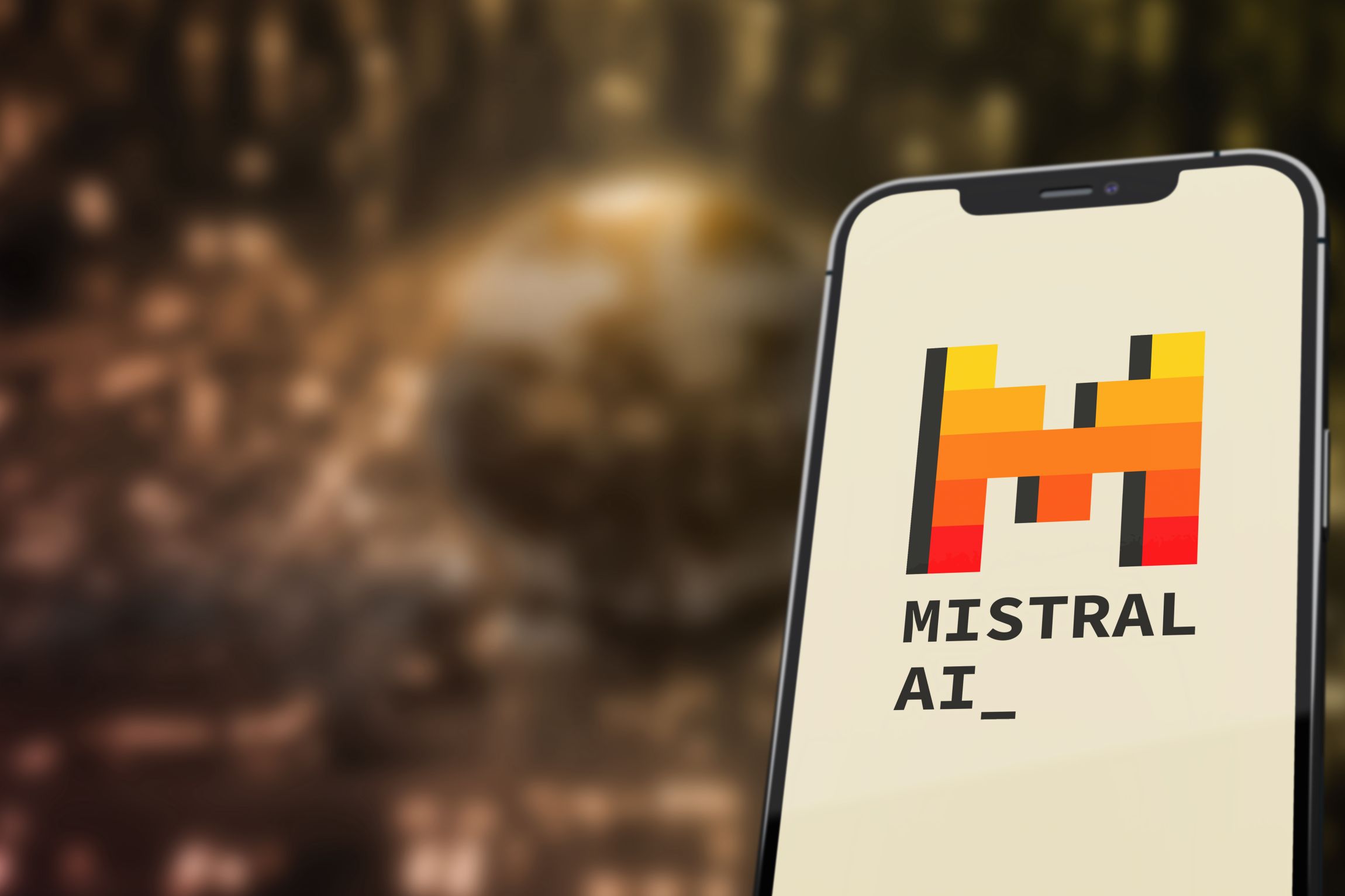 Mistral lansează modele AI avansate și concurează cu OpenAI și Google