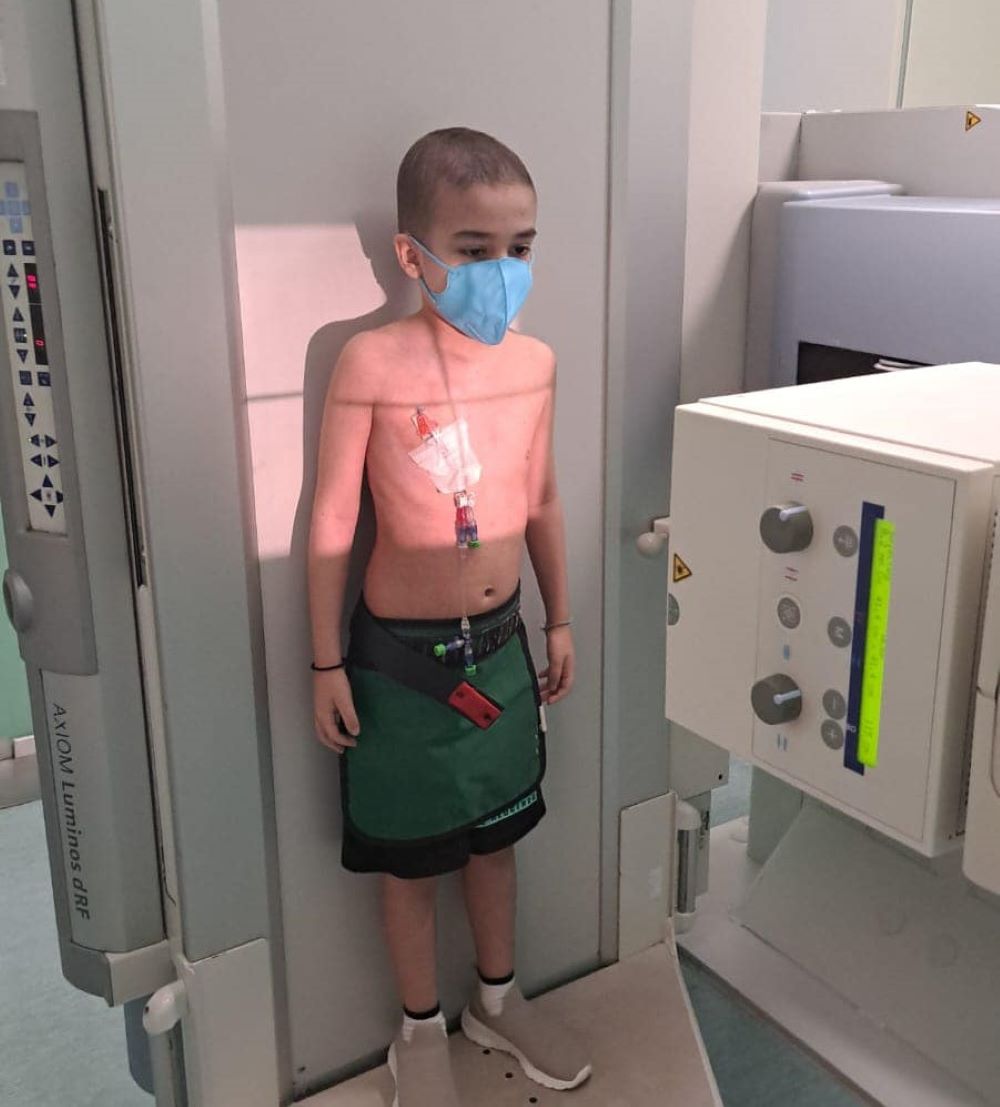 Un băiețel de 7 ani  are nevoie de ajutor! Se pregătește pentru un tratament agresiv după ce boala a recidivat 