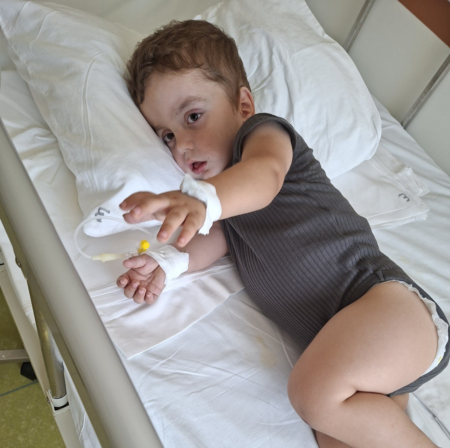 Să-l ajutăm pe Luca! Un băiețel de aproape patru anișori are o copilărie plină de durere 