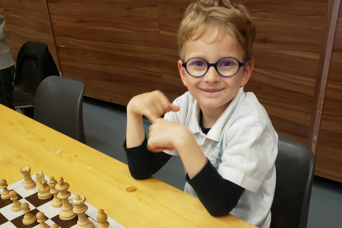 Copilul-fenomen, Luca Protopopescu, a uimit la Marsilia: A jucat simultan 12 partide de șah la doar 9 ani