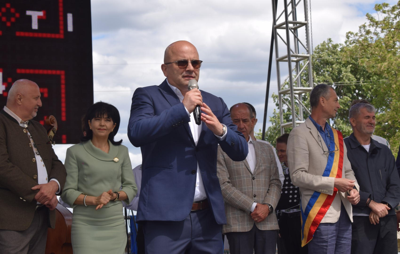 Trufin, mici ghionturi către liberali la târg: Sunt mândru și nu trebuie să o scriu, o simt aici în piept – VIDEO