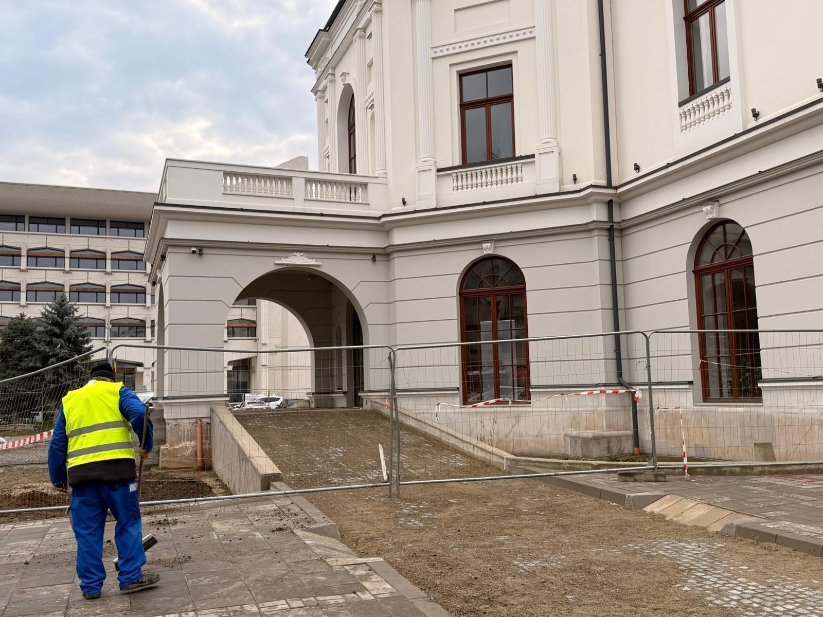 Lucrari la teatrul Mihai Eminescu.