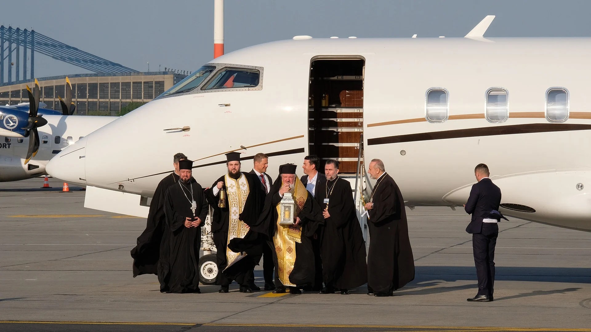 lumina sfanta adusa cu o cursa speciala