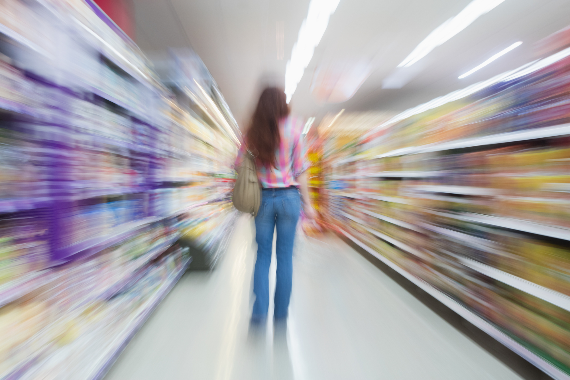 Magazine obligate să reducă prețurile la alimente sau să le doneze 