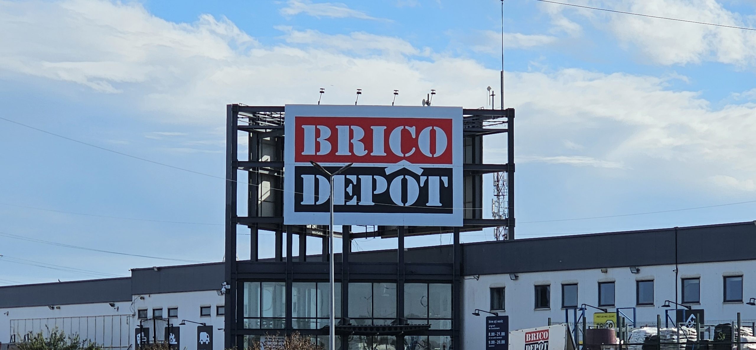 magazinul brico depot. isi schimba denumirea