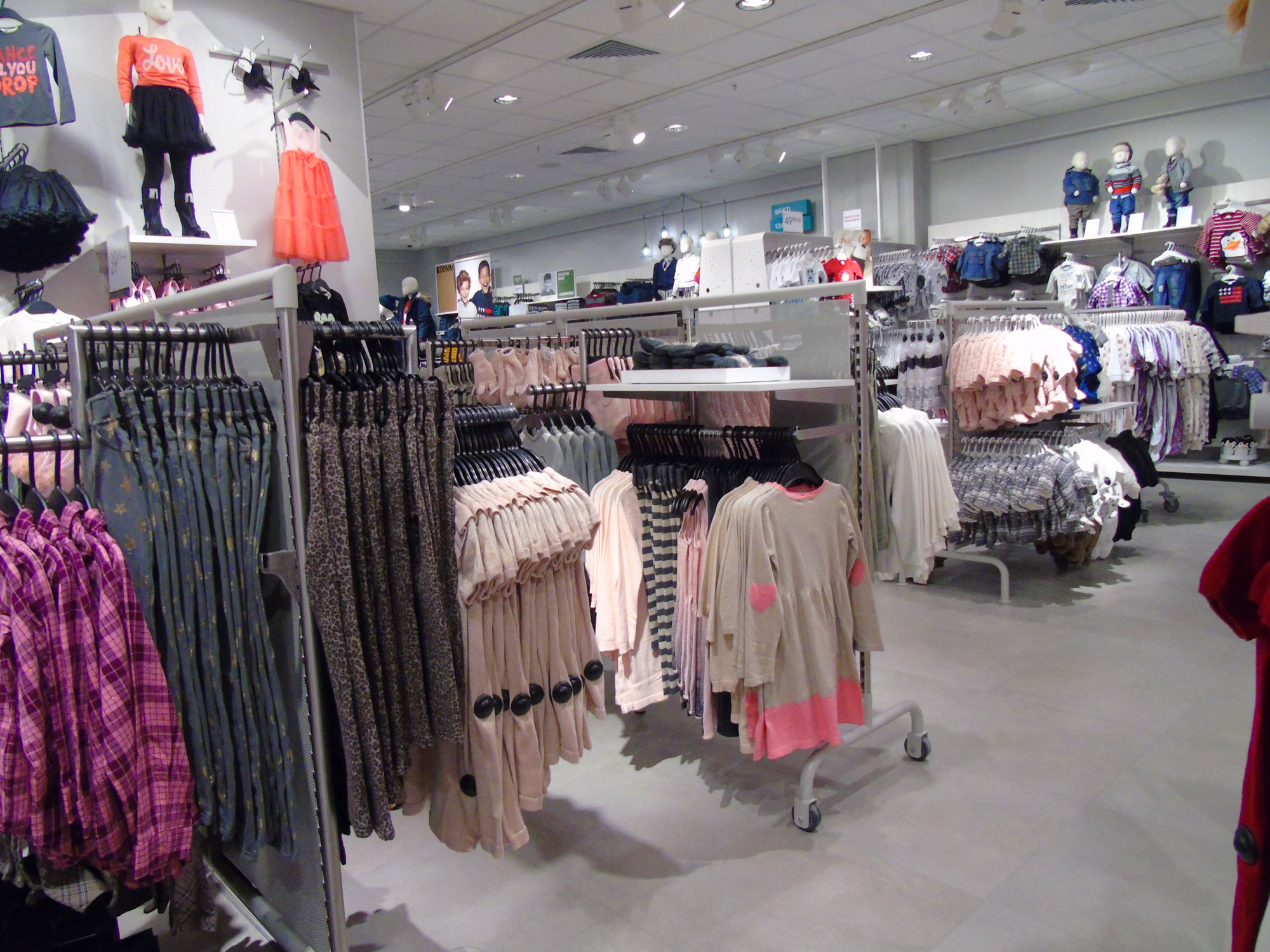 h & m inchide 160 de magazine